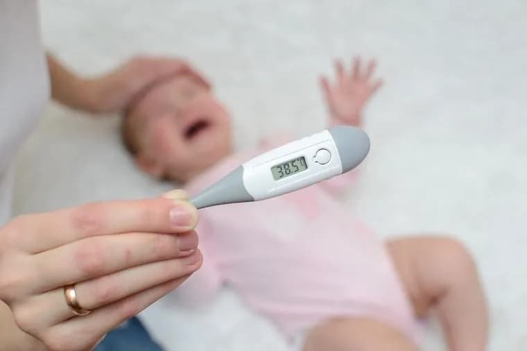 Gorączka przy ząbkowaniu: jak długo trwa i kiedy się niepokoić?