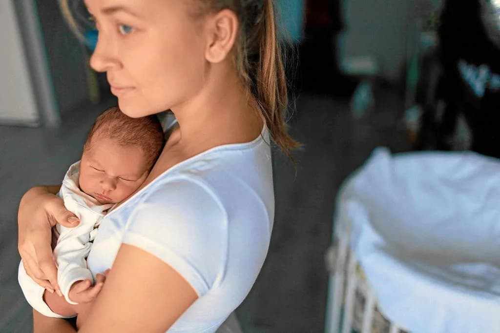 Ile dostaje samotna matka? Pełny przegląd świadczeń 2025