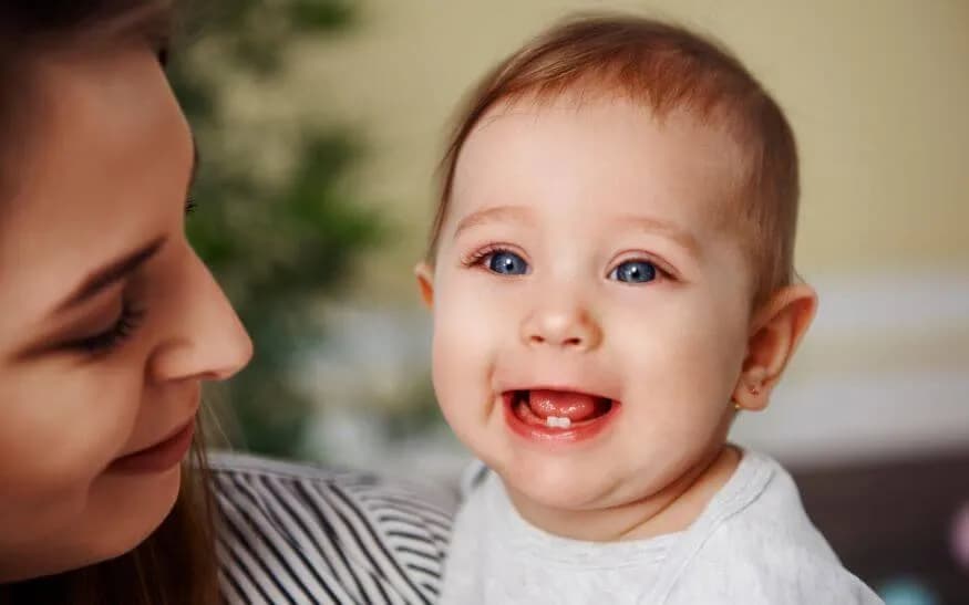Ząbkowanie czy przeziębienie? Jak rozpoznać objawy u niemowlaka